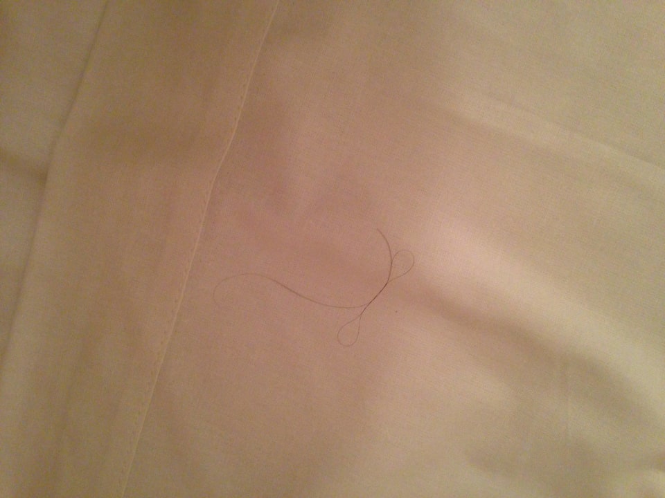 Haare in den Betten Hotel Port Canigo