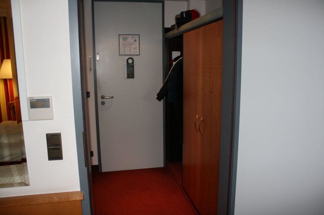 Zimmer Garderobe Roomingtons Hotel Kaiserhof