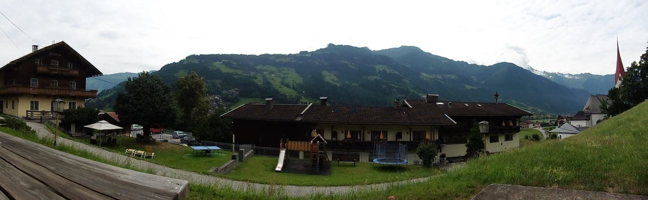Panoramablick vom nebengebäude über das Haupthaus Hotel Kirchbichlhof