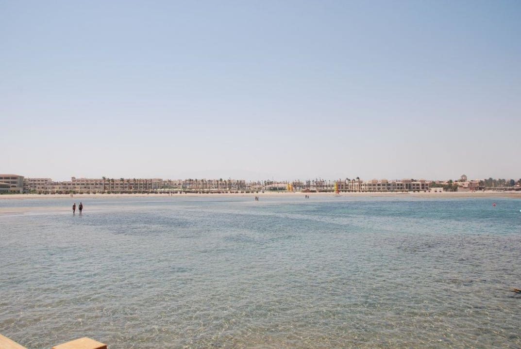 Blick vom Meer auf den Club Cleopatra Luxury Resort Makadi Bay