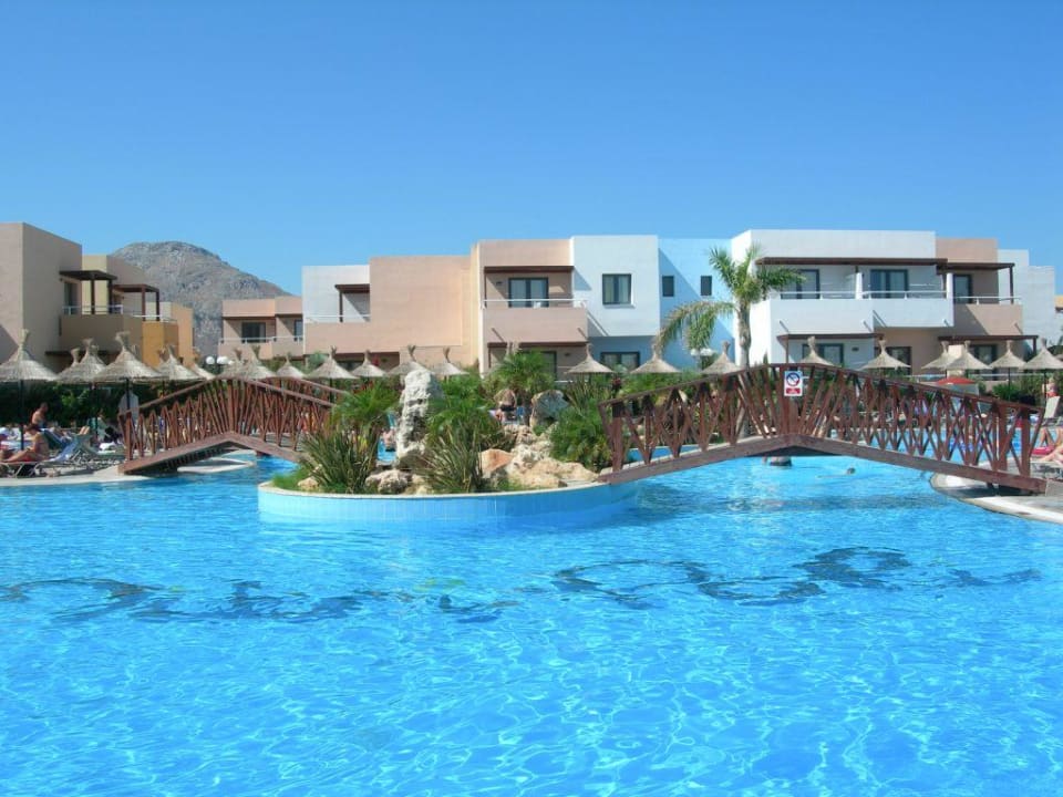 Der Hauptpool mit 2 Brücken Atlantica Mikri Poli Rhodes