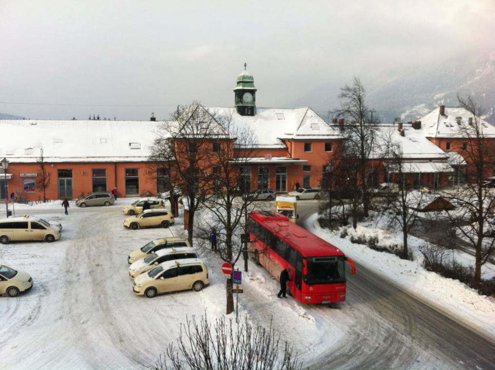 Ausblick auf den Bahnhof Hotel Vier Jahreszeiten