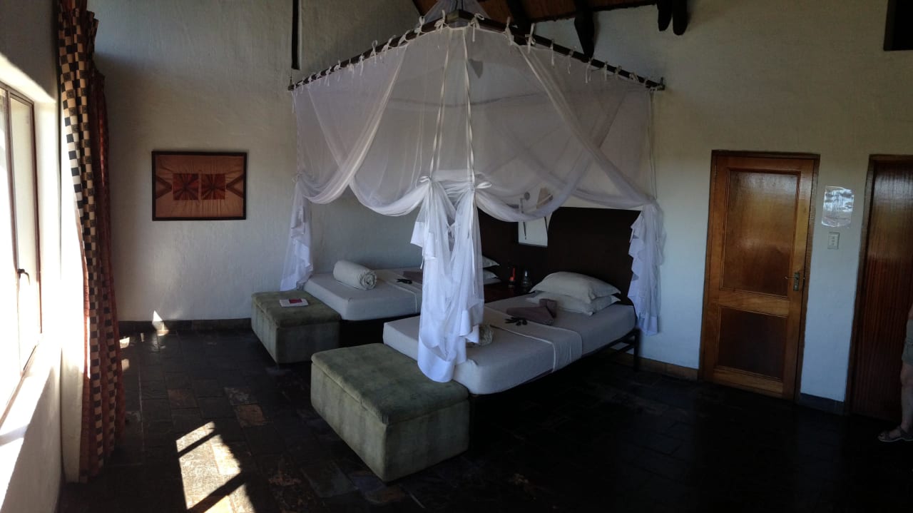 Großzügiges Zimmer, modern eingerichtet Namushasha River Lodge