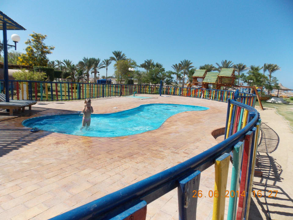 Бассейн в детском городке Desert Rose
