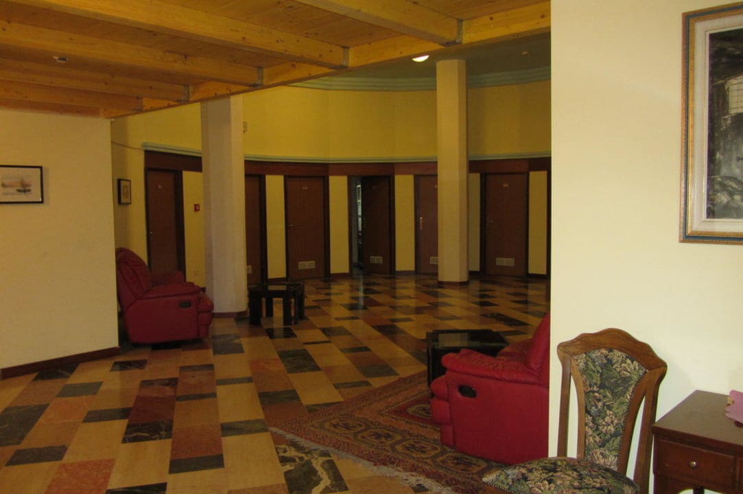 Flur vor den Zimmern des rechten Hotelgebäudes Hotel Palme & Suite