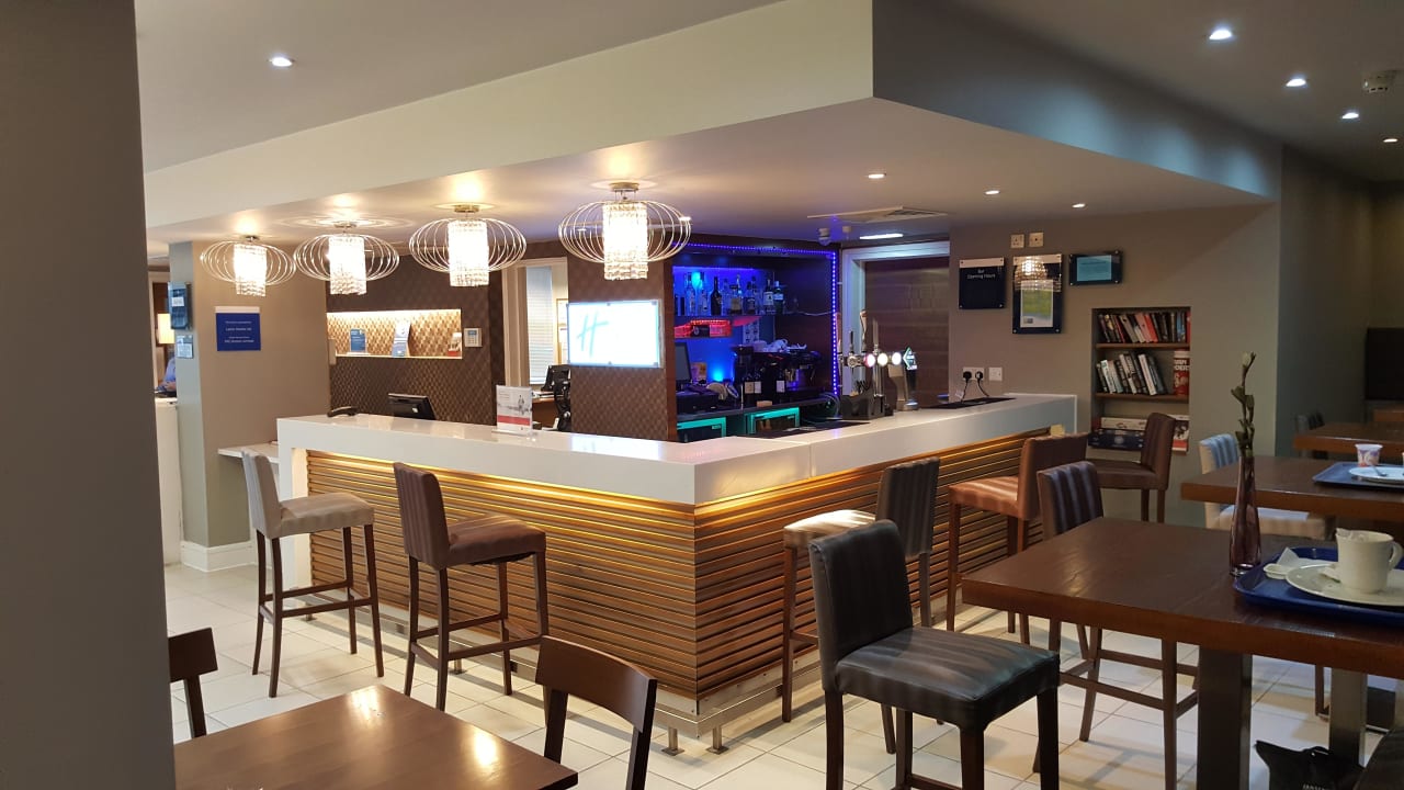 Bar Holiday Inn Express London Croydon