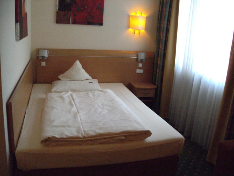 Zimmer 211 mit Bett 140cm breit Garner Hotel Hamburg - Wandsbek Marktplatz