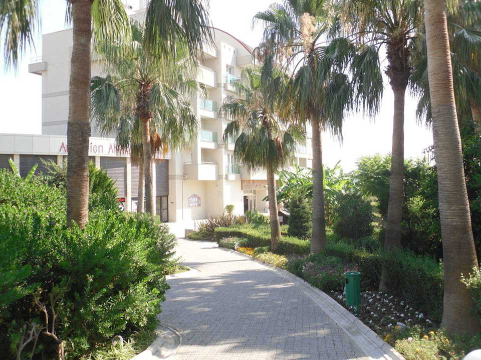 Weg zum Haus 9 aus Richtung Rezeption im Haus 1 Sealife Buket Resort & Beach
