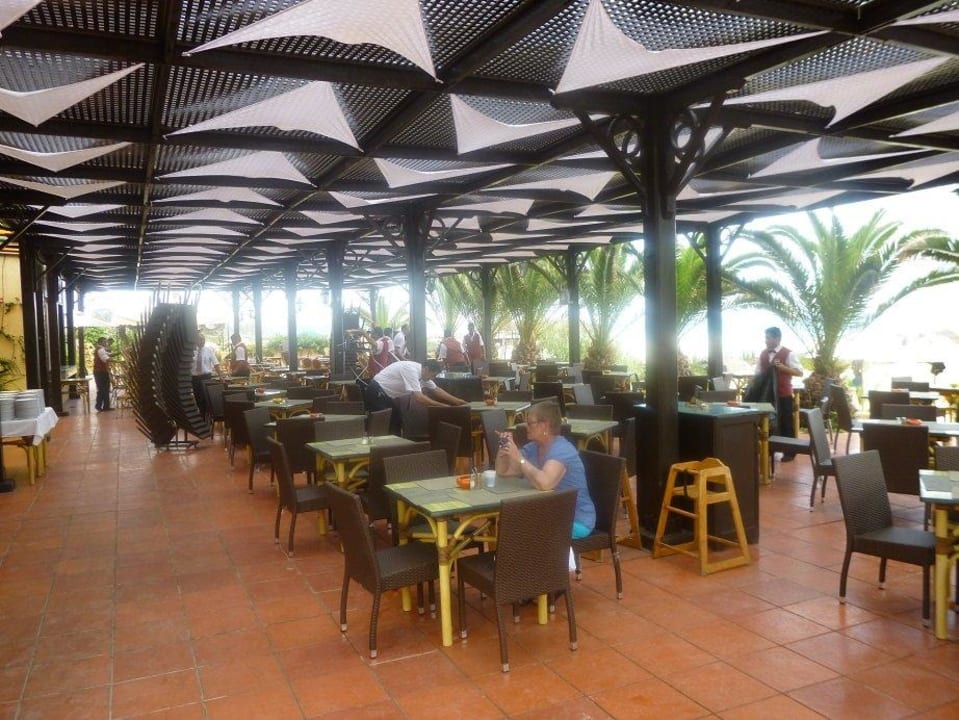 Das Strandrestaurant bekommt eine neue Bestuhlung Hotel Paradis Palace