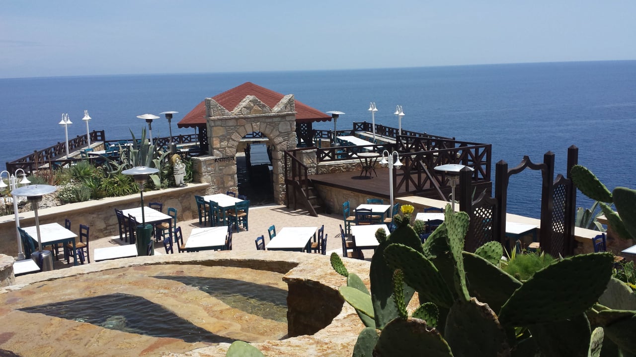 Blick von unserem Essplatz auf Acropolis Hotel Kalithea Horizon Royal