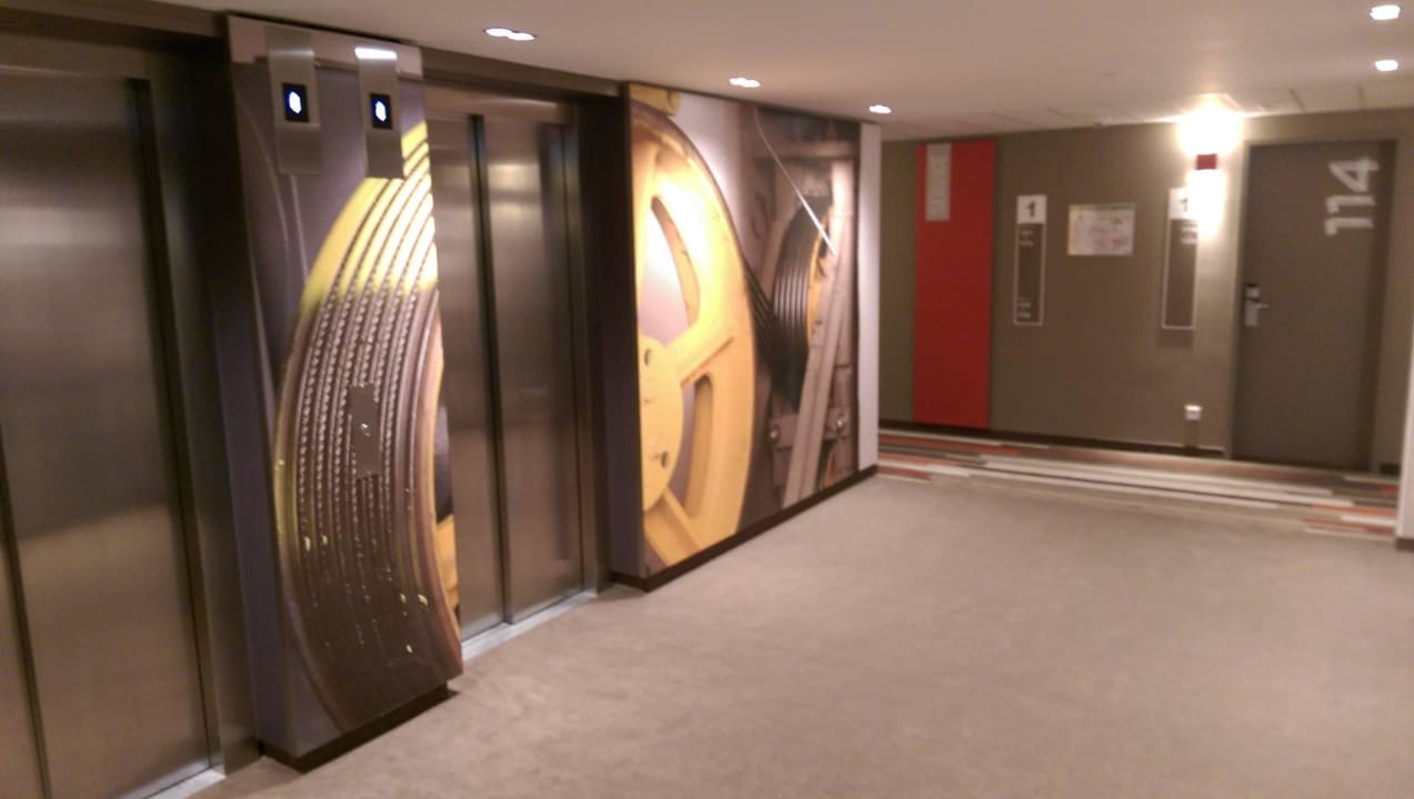 Hotelflur (Auzüge) Ibis München Airport Süd