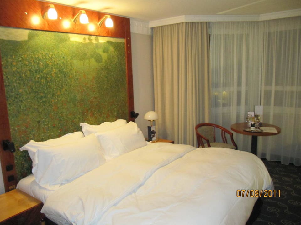 Das Bett superschön mit Motiv von Gustav Klimt Hotel Am Konzerthaus - MGallery