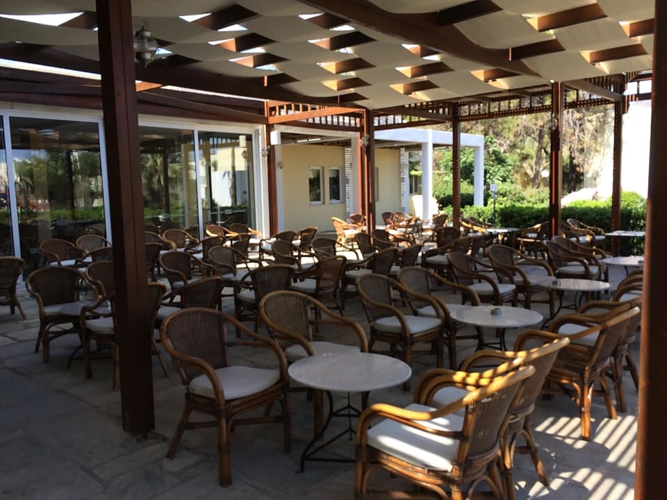 Sitzbereich vor der Lobbybar Dessole Dolphin Bay Resort