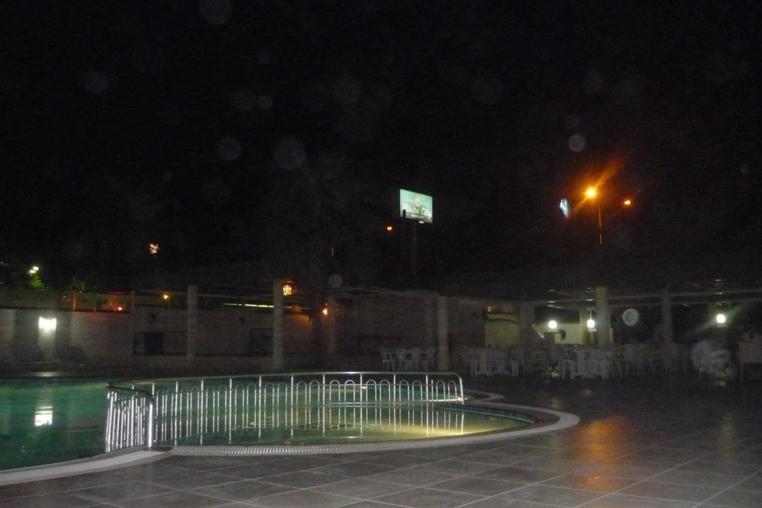 Pool bei Nacht Club Hotel Mirabell