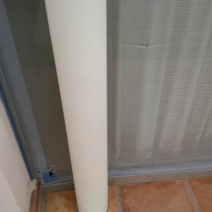 Tür oberes Schlafzimmer mit zerrissenem Fliegengitter Hotel Villas Patio