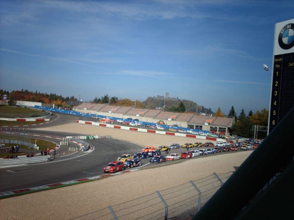 Aussicht vom Balkon auf die Grand-Prix-Strecke Hotel Dorint Am Nürburgring Hocheifel