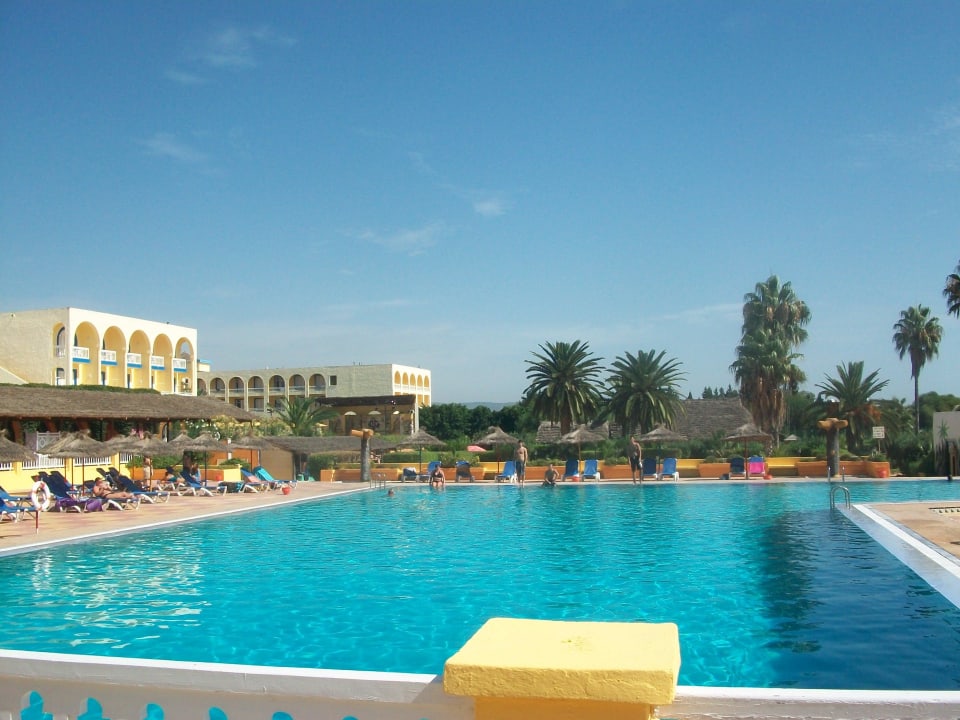 Вид на глубокий бассейн Hawai Beach Club