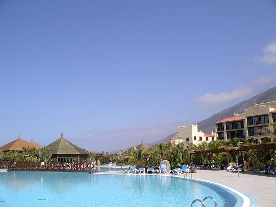 Poollandschaft mit Blick ins herrliche Gebirge La Palma Princess