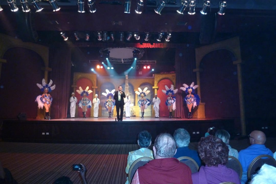Abendshow im Theater Dreams La Romana Resort & Spa