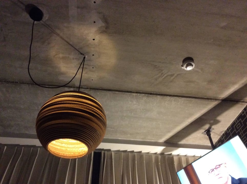 Nur Beton an der Decke  DoubleTree by Hilton Amsterdam - NDSM Wharf