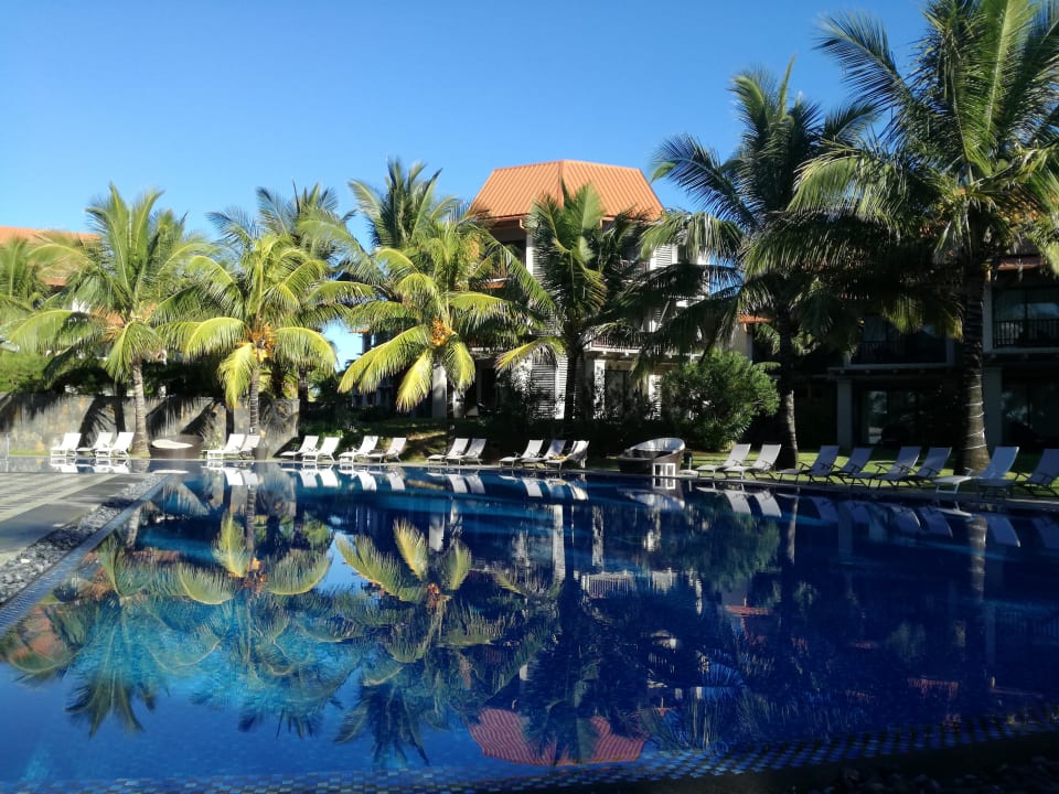 Pool Crystals Beach Resort Belle Mare, a member of Radisson Individuals