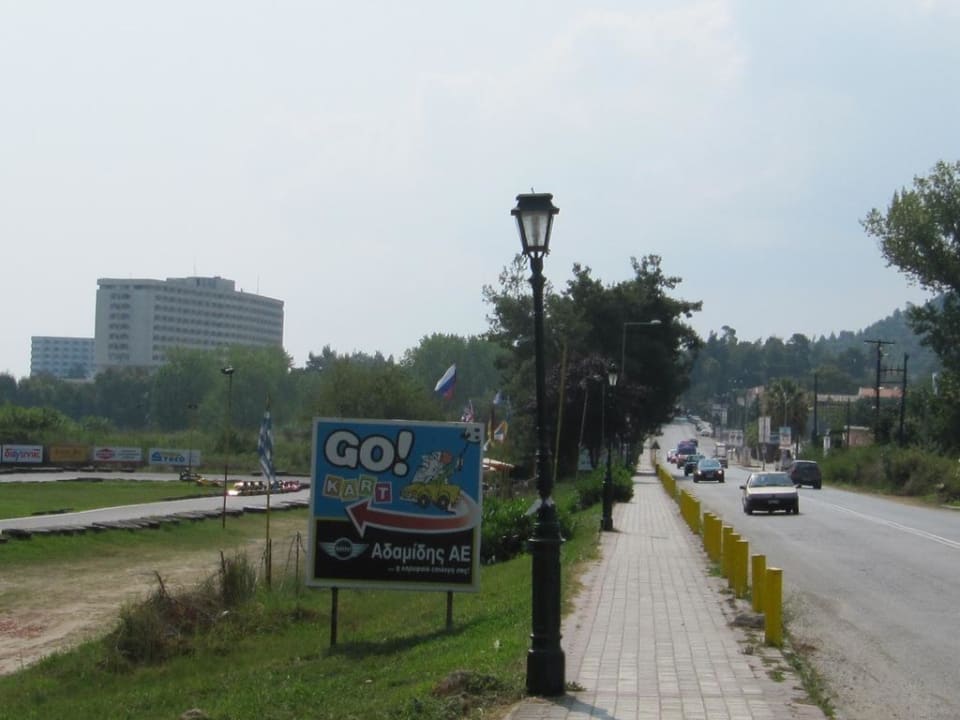 Hotelsicht von der Hauptstraße Hotel Athos Palace