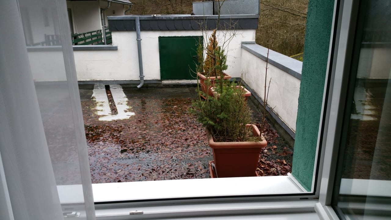 So sieht ein Ausblick aus einem Komfortzimmer aus Landhotel Kallbach