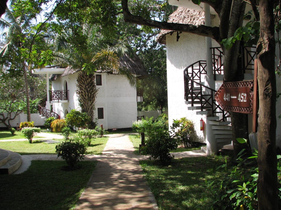 Die Weitläufigkeit der einzelnen Bungalows Neptune Village Beach Resort & Spa