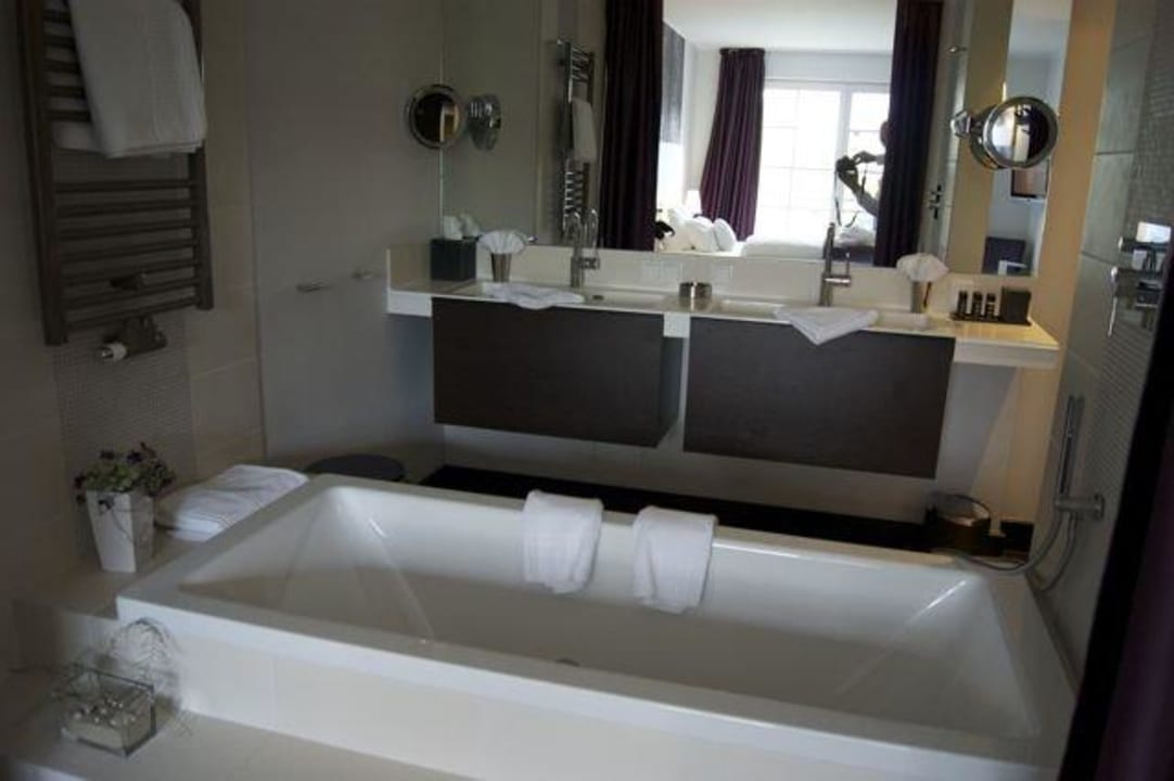 Die Badewanne als Raumteiler Hotel Künstlerquartier Seezeichen