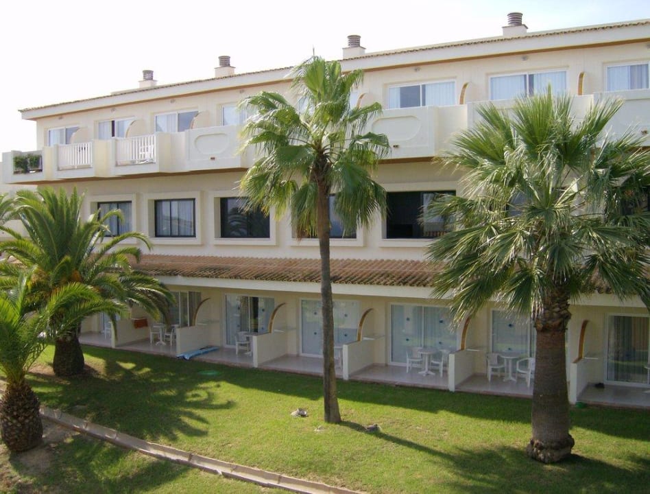 Blick auf das Haupthaus blau punta reina