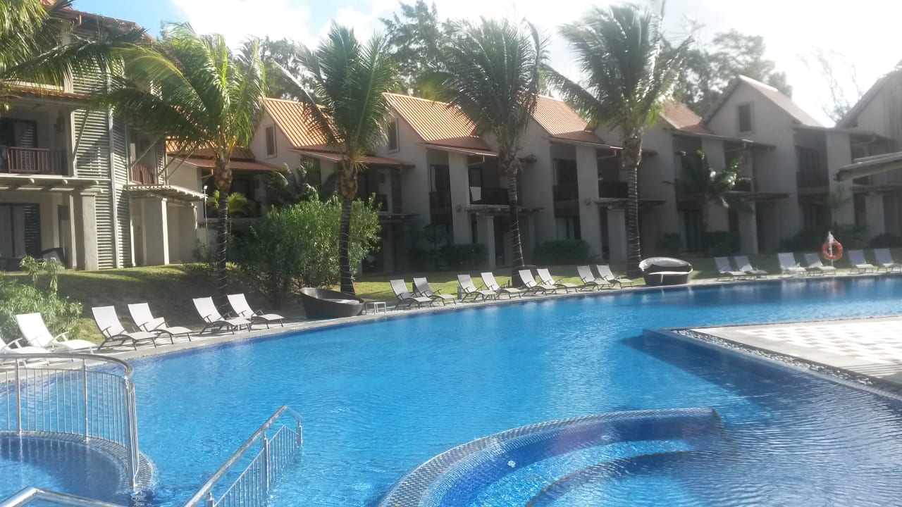 Pool Crystals Beach Resort Belle Mare, a member of Radisson Individuals