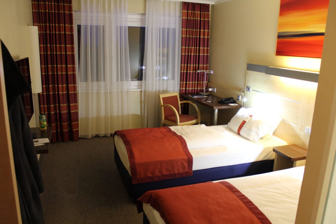 Blick Richtung Fenster Premier Inn Stuttgart Airport