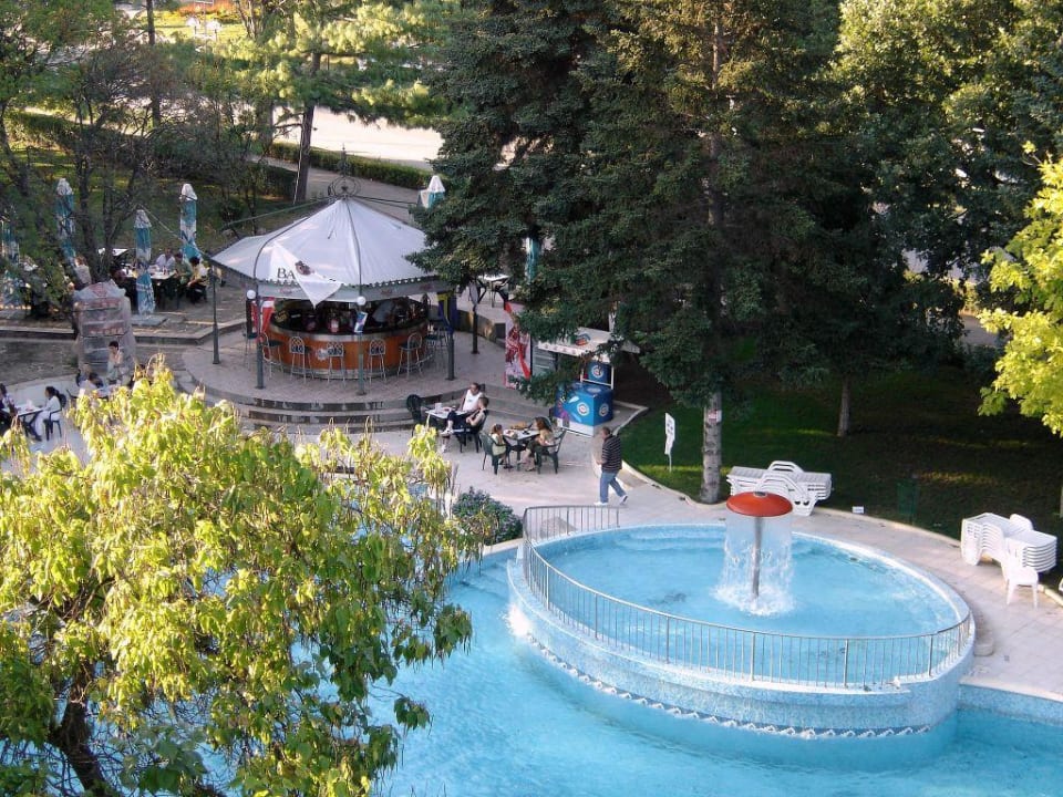 Der Blick vom Balkon auf den Pool und die Pool-Bar Hotel Koral