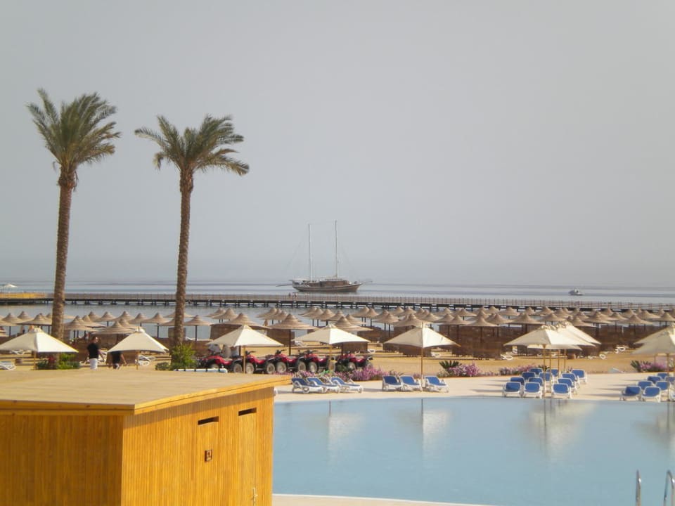 Blick von der Anlage über den Strand zur Jetty Cleopatra Luxury Resort Makadi Bay