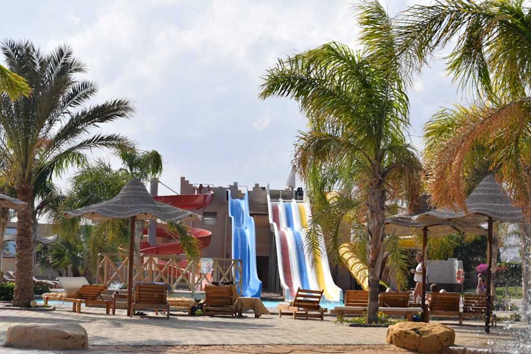 Rutschen im kleinem poolbereich  Three Corners Sea Beach Resort