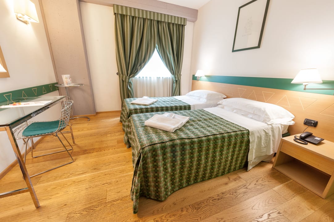 Zimmer West Point Airport Hotel