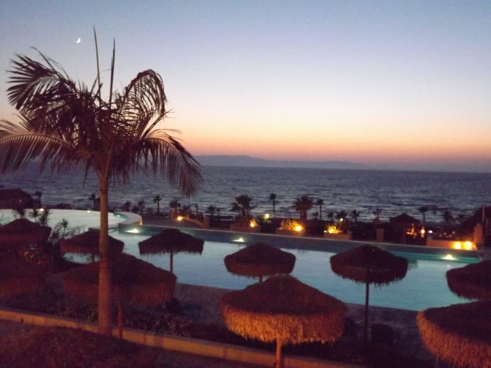 Blick vom Restaurand auf Pool und Meer Grecotel LUXME Palms at Riviera Olympia & Aqua Park