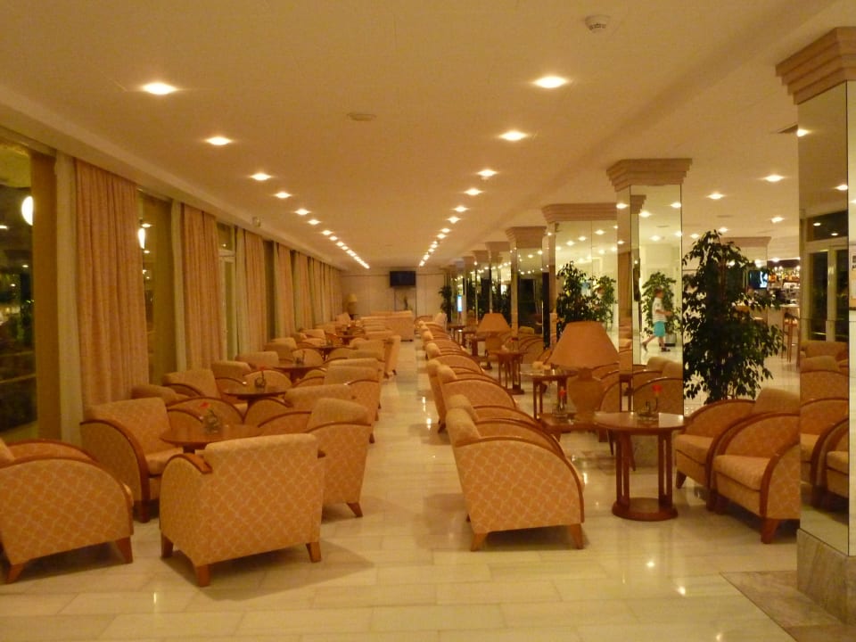 Lobby und Foyer am Abend JS Alcudi Mar