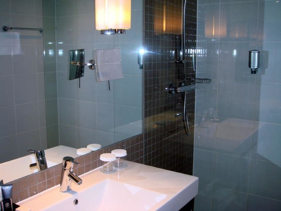 Bad mit Dusche Mövenpick Hotel Amsterdam City Centre
