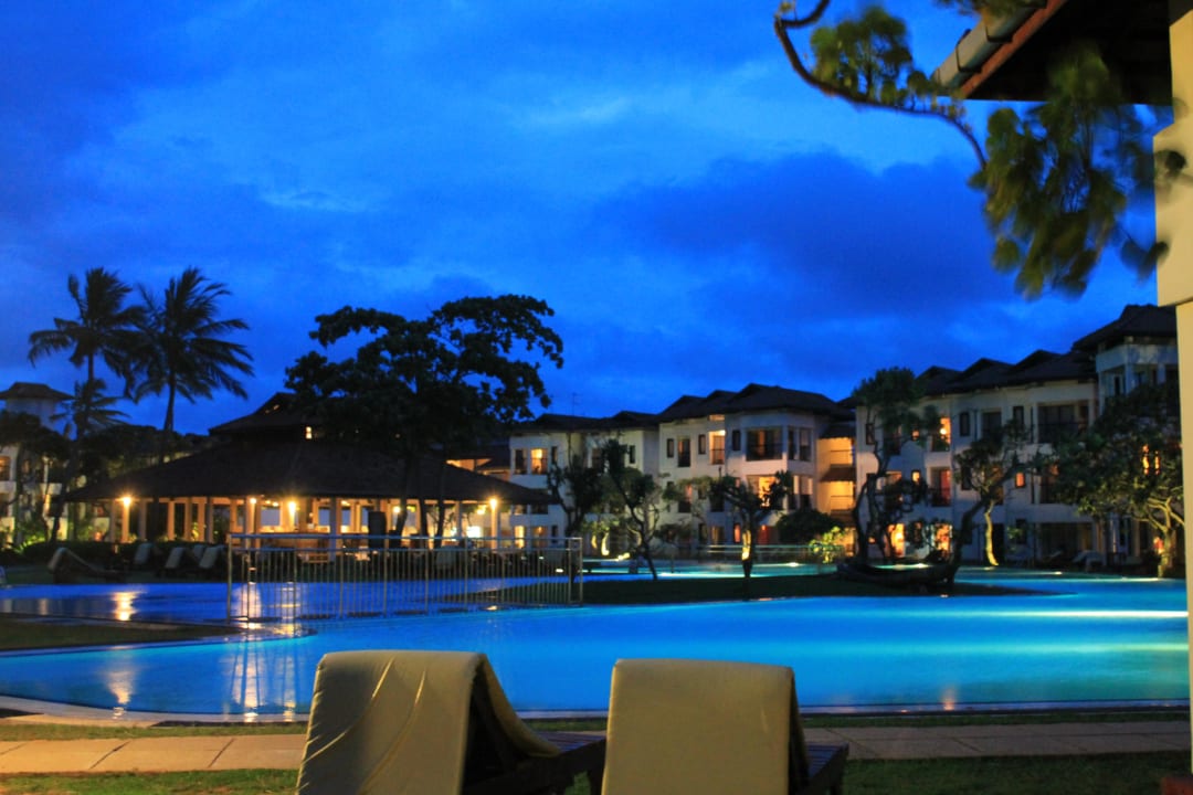 Pool bei Nacht Club Hotel Dolphin