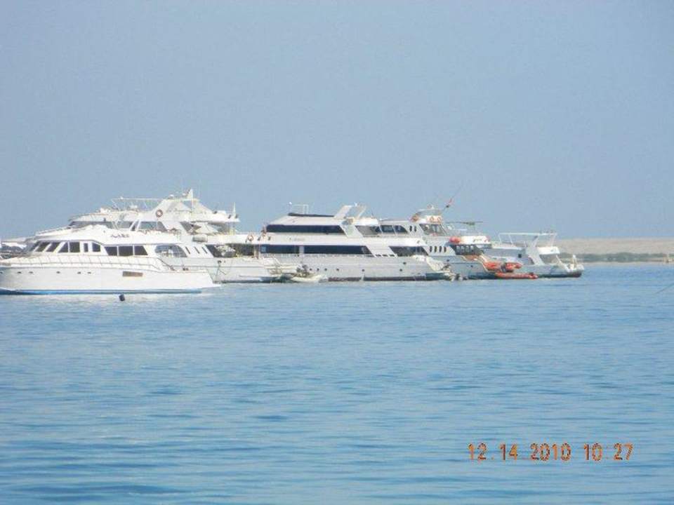 Es standen viele Boote in der Bucht! The Grand Hotel Hurghada