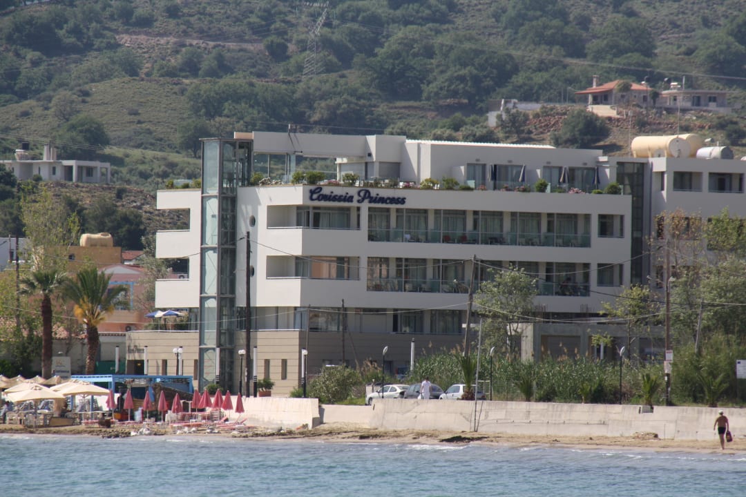 Blick von der Mole auf das Hotel Hotel Corissia Princess