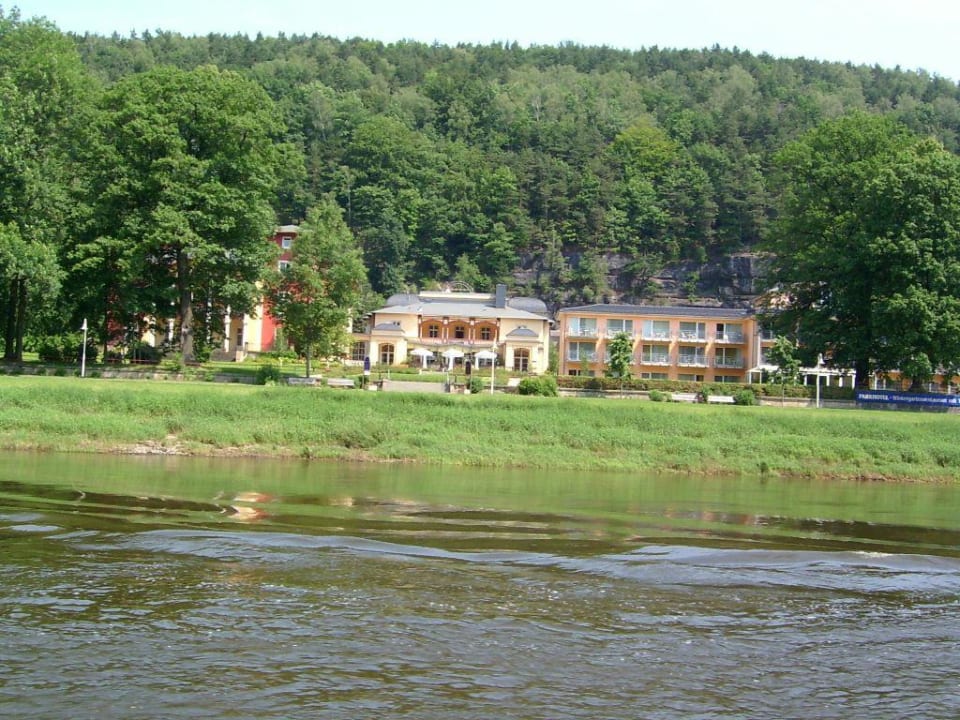 Von der Elbe gesehen. Parkhotel Bad Schandau