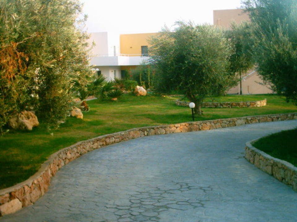 Wege in der Anlage Atlantica Mikri Poli Rhodes