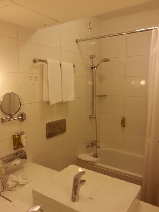 Badezimmer Mercure Hotel Wiesbaden City