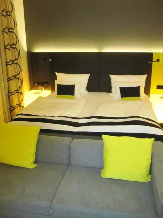 Kingsize-Bett, davor Sofa Vienna House by Wyndham Andel's Berlin