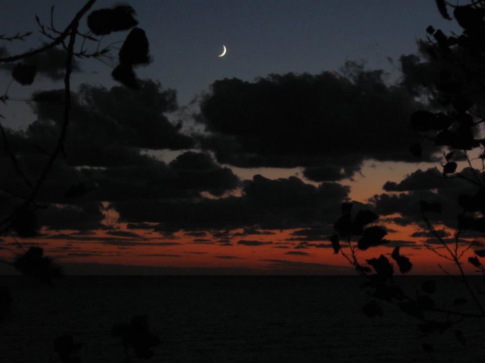 Ausblick vom Zimmer auf Strand & Meer am Abend Skys Hotel