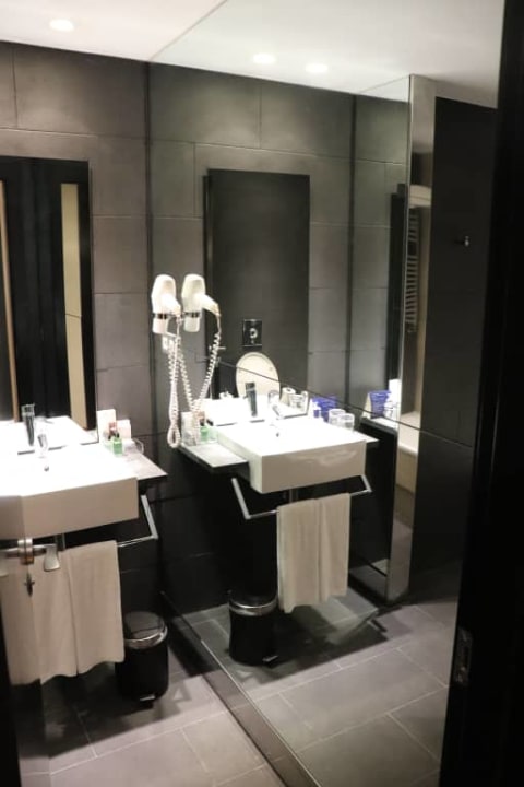 Łazienka w pokoju dwuosobowym H10 Casanova