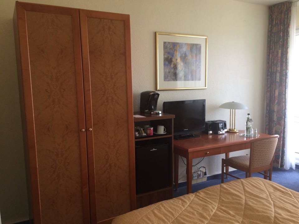 Schrank und Schreibtisch AHORN Berghotel Friedrichroda