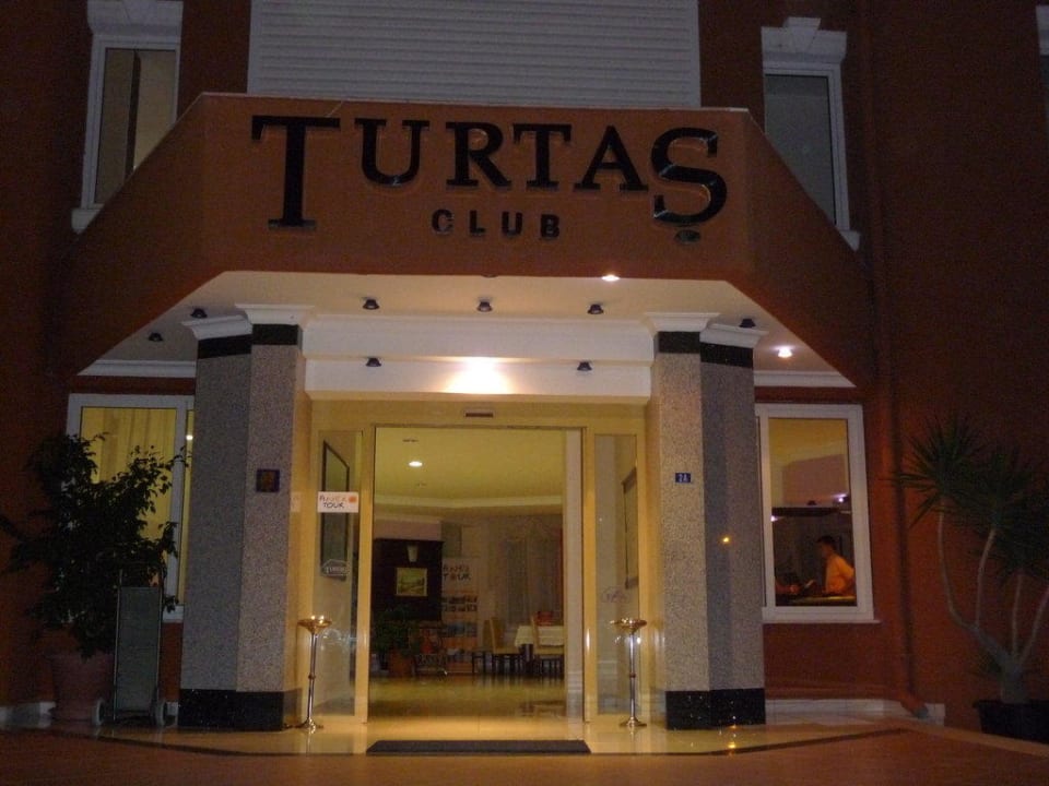 Eingang zum Hotel Club Turtas Beach Hotel